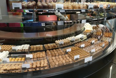 Winterthur, İsviçre - 21 Ekim 2023: Winterthur, İsviçre 21 Ekim 2023 'te bir pencerede çikolata