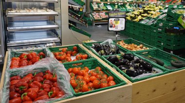 Winterthur, İsviçre - 21 Ekim 2023: Müşteriler Coop bakkalından meyve ve sebze alışverişi yapıyor. İsviçre 'nin en büyük ikinci perakende satış şirketidir.