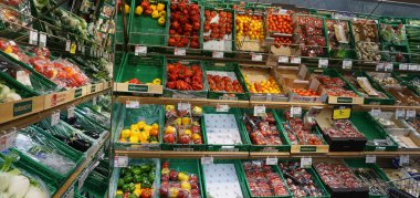 Winterthur, İsviçre - 21 Ekim 2023: Müşteriler Coop bakkalından meyve ve sebze alışverişi yapıyor. İsviçre 'nin en büyük ikinci perakende satış şirketidir.