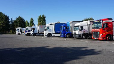 Wroclaw, Polonya - 17 Nisan 2023: Kamyonlar ve yarı tırlar otoparka gider. Teslimat kamyonları. Kargo Nakliyesi. - Lorry. Endüstriyel Taşımacılık Lojistik Taşımacılık Konsepti.