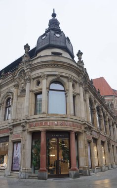 Wroclaw, Polonya - 19 Ekim 2023: moda markası La Mania. Wroclaw, Polonya 'da kadın giyim mağazası.