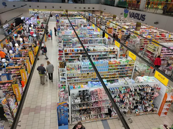 Kyiv, Ukrayna - 29 Ekim 2023: Ukrayna 'nın Kyiv kentindeki süpermarket Varus' tan yukarıdan görüntüle