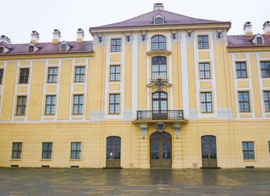 Moritzburg Kalesi, Moritzburg 'un Sakson köyü yakınlarındaki Dresden yakınlarında yer almaktadır. Popüler peri masalı Sinderella için üç fındık Moritzburg Şatosu 'nda çekildi..