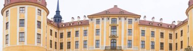 Moritzburg Kalesi, Moritzburg 'un Sakson köyü yakınlarındaki Dresden yakınlarında yer almaktadır. Popüler peri masalı Sinderella için üç fındık Moritzburg Şatosu 'nda çekildi..