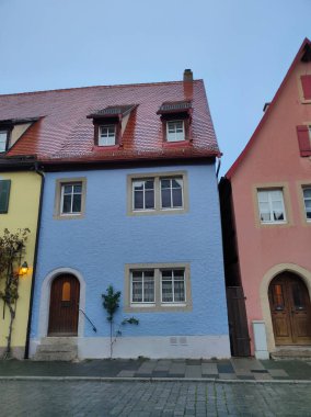 Almanya 'nın güçlendirilmiş şehri Rothenburg ob der Tauber' deki tarihi binanın parçası veya ayrıntıları.