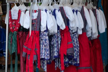 Bavyera 'da geleneksel kostümler: Dirndl, kadınlar için tipik Alp kıyafetleri, mağazalarda renkli seçimler