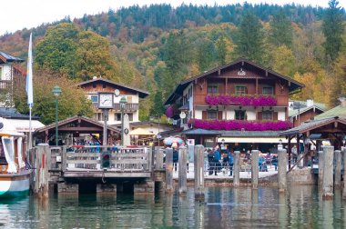 Schonau am Konigssee, Almanya - 22 Ekim 2023: İnsanlar 22 Ekim 2023 'te Almanya' nın Schonau am Konigssee kentindeki otel ve mağazalarla Konigsee 'nin turizm merkezine gidiyorlar