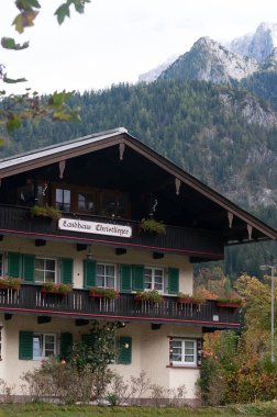 Schonau am Konigssee, Almanya - 22 Ekim 2023: Konigsee 'de eski bir konuk evi veya otel