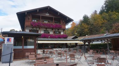 Schonau am Konigssee, Almanya - 22 Ekim 2023: Konigsee 'de eski bir konuk evi veya otel