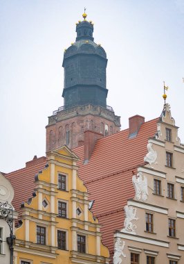 Polonya 'daki Wroclaw' daki tarihi merkezdeki eski bina.