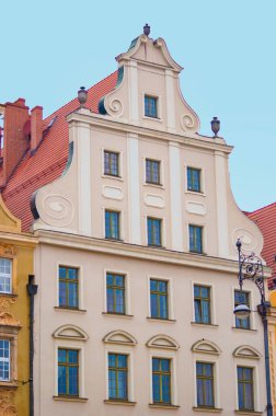 Polonya 'daki Wroclaw' daki tarihi merkezdeki eski bina.