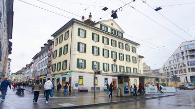 Winterthur, İsviçre - 21 Ekim 2023: İnsanlar İsviçre 'nin en büyük altıncı şehri olan tarihi Winterthur kasabasına gidiyorlar