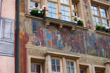 Schaffhausen, İsviçre - 21 Ekim 2023: Schaffhausen, İsviçre 'de sisli bir günde eski İsviçre şehri Schaffhausen' deki tarihi evin güzel cephesi 21 Ekim 2023