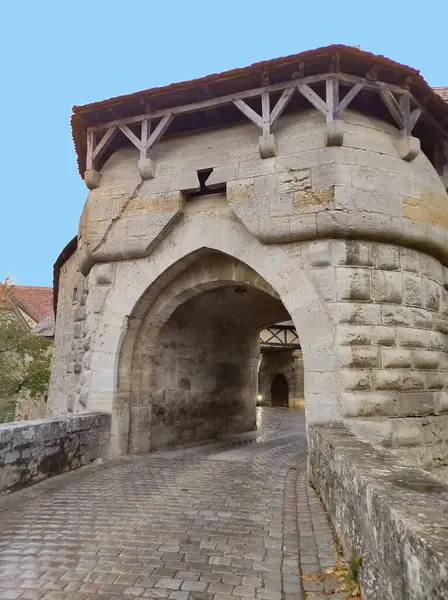 Rothenburg ob der Tauber 'deki tarihi binanın ön cephesi Almanya' da güçlendirilmiş bir şehirdir..