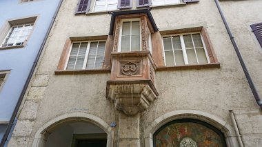 Schaffhausen, İsviçre - 21 Ekim 2023: Schaffhausen, İsviçre 'de sisli bir günde eski İsviçre şehri Schaffhausen' deki tarihi evin güzel cephesi 21 Ekim 2023