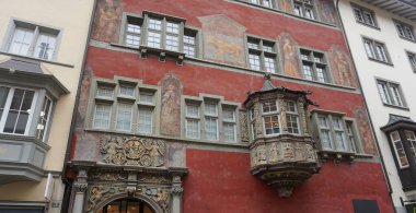 Schaffhausen, İsviçre - 21 Ekim 2023: Schaffhausen, İsviçre 'de sisli bir günde eski İsviçre şehri Schaffhausen' deki tarihi evin güzel cephesi 21 Ekim 2023