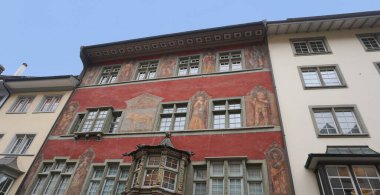 Schaffhausen, İsviçre - 21 Ekim 2023: Schaffhausen, İsviçre 'de sisli bir günde eski İsviçre şehri Schaffhausen' deki tarihi evin güzel cephesi 21 Ekim 2023