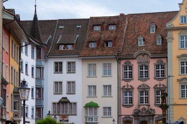 Schaffhausen, İsviçre - 21 Ekim 2023: Schaffhausen, İsviçre 'de sisli bir günde eski İsviçre şehri Schaffhausen' deki tarihi evlerin güzel cepheleri 21 Ekim 2023