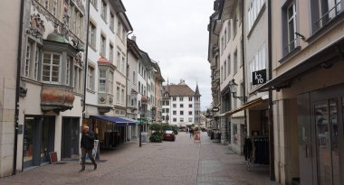 Schaffhausen, İsviçre - 21 Ekim 2023: 21 Ekim 2023 'te İsviçre' nin Schaffhausen kentindeki eski İsviçre şehri Schaffhausen 'e giden insanlar