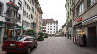 Schaffhausen, İsviçre - 21 Ekim 2023: 21 Ekim 2023 'te İsviçre' nin Schaffhausen kentindeki eski İsviçre şehri Schaffhausen 'e giden insanlar