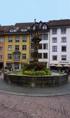 Schaffhausen, İsviçre - 21 Ekim 2023: 21 Ekim 2023 'te İsviçre' nin Schaffhausen kentindeki eski İsviçre şehri Schaffhausen 'e giden insanlar