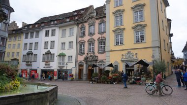 Schaffhausen, İsviçre - 21 Ekim 2023: 21 Ekim 2023 'te İsviçre' nin Schaffhausen kentindeki eski İsviçre şehri Schaffhausen 'e giden insanlar