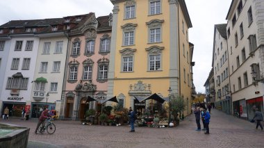 Schaffhausen, İsviçre - 21 Ekim 2023: 21 Ekim 2023 'te İsviçre' nin Schaffhausen kentindeki eski İsviçre şehri Schaffhausen 'e giden insanlar