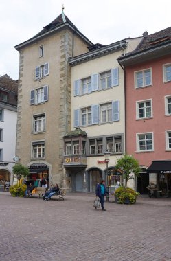 Schaffhausen, İsviçre - 21 Ekim 2023: 21 Ekim 2023 'te İsviçre' nin Schaffhausen kentindeki eski İsviçre şehri Schaffhausen 'e giden insanlar