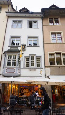 Schaffhausen, İsviçre - 21 Ekim 2023: 21 Ekim 2023 'te İsviçre' nin Schaffhausen kentindeki eski İsviçre şehri Schaffhausen 'e giden insanlar