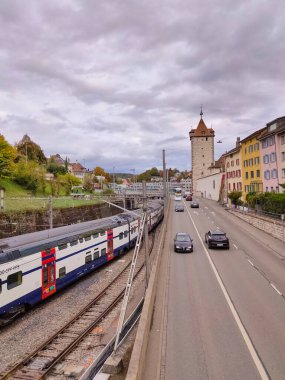 Schaffhausen, İsviçre - 21 Ekim 2023: Schaffhausen, İsviçre 'nin Schaffhausen şehrinde 21 Ekim 2023' te eski İsviçre şehri yakınlarındaki yol