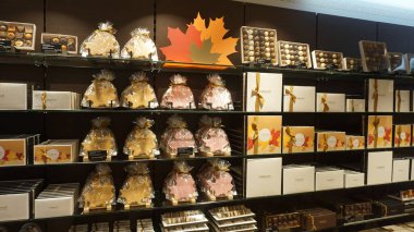 Winterthur, İsviçre - 21 Ekim 2023: Winterthur, İsviçre 21 Ekim 2023 'te bir pencerede çikolata