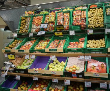 Winterthur, İsviçre - 21 Ekim 2023: Müşteriler Coop bakkalından meyve ve sebze alışverişi yapıyor. İsviçre 'nin en büyük ikinci perakende satış şirketidir.