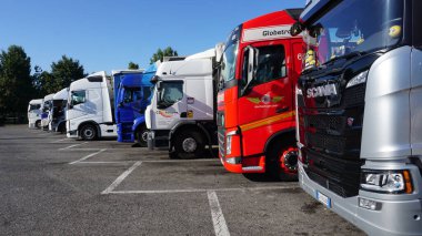 Wroclaw, Polonya - 17 Nisan 2023: Kamyonlar ve yarı tırlar otoparka gider. Teslimat kamyonları. Kargo Nakliyesi. - Lorry. Endüstriyel Taşımacılık Lojistik Taşımacılık Konsepti.