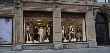 Wroclaw, Polonya - 19 Ekim 2023: moda markası La Mania. Wroclaw, Polonya 'da kadın giyim mağazası.