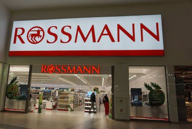 Wroclaw, Polonya - 19 Ekim 2023: Rossmann Drogeria Parfumeria Kozmetik Dükkanı. Almanya 'nın en büyük ikinci eczane zincirinin imzası