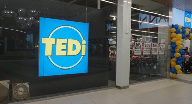 Wroclaw, Polonya - 19 Ekim 2023: Tedi mağazasının önünde bir alışveriş merkezinde depo. Tıbbi maskeli insanlar büyük bir ticari mağazadan ucuza alışveriş yapıyorlar.