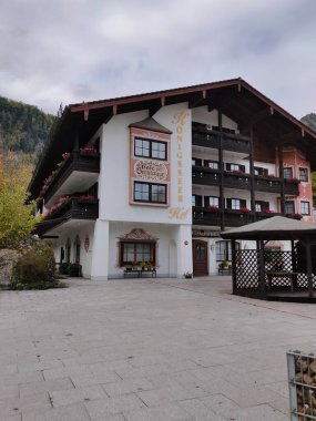 Schonau am Konigssee, Almanya - 22 Ekim 2023: Konigsee 'de eski bir konuk evi veya otel