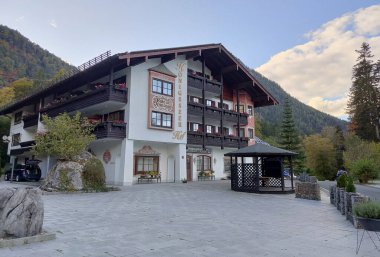 Schonau am Konigssee, Almanya - 22 Ekim 2023: Konigsee 'de eski bir konuk evi veya otel