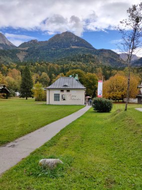 Schonau am Konigssee, Almanya - 22 Ekim 2023: Berchtesgaden yakınlarındaki Konigssee kıyısında Romy Schneider Müzesi