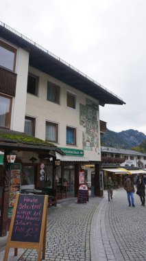 Schonau am Konigssee, Almanya - 22 Ekim 2023: İnsanlar 22 Ekim 2023 'te Almanya' nın Schonau am Konigssee kentindeki otel ve mağazalarla Konigsee 'nin turizm merkezine gidiyorlar