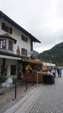 Schonau am Konigssee, Almanya - 22 Ekim 2023: İnsanlar 22 Ekim 2023 'te Almanya' nın Schonau am Konigssee kentindeki otel ve mağazalarla Konigsee 'nin turizm merkezine gidiyorlar