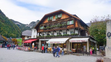 Schonau am Konigssee, Almanya - 22 Ekim 2023: İnsanlar 22 Ekim 2023 'te Almanya' nın Schonau am Konigssee kentindeki otel ve mağazalarla Konigsee 'nin turizm merkezine gidiyorlar