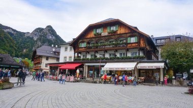 Schonau am Konigssee, Almanya - 22 Ekim 2023: İnsanlar 22 Ekim 2023 'te Almanya' nın Schonau am Konigssee kentindeki otel ve mağazalarla Konigsee 'nin turizm merkezine gidiyorlar