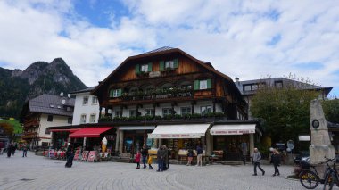 Schonau am Konigssee, Almanya - 22 Ekim 2023: İnsanlar 22 Ekim 2023 'te Almanya' nın Schonau am Konigssee kentindeki otel ve mağazalarla Konigsee 'nin turizm merkezine gidiyorlar