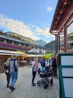 Schonau am Konigssee, Almanya - 22 Ekim 2023: İnsanlar 22 Ekim 2023 'te Almanya' nın Schonau am Konigssee kentindeki otel ve mağazalarla Konigsee 'nin turizm merkezine gidiyorlar