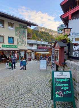 Schonau am Konigssee, Almanya - 22 Ekim 2023: İnsanlar 22 Ekim 2023 'te Almanya' nın Schonau am Konigssee kentindeki otel ve mağazalarla Konigsee 'nin turizm merkezine gidiyorlar