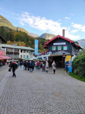 Schonau am Konigssee, Almanya - 22 Ekim 2023: İnsanlar 22 Ekim 2023 'te Almanya' nın Schonau am Konigssee kentindeki otel ve mağazalarla Konigsee 'nin turizm merkezine gidiyorlar