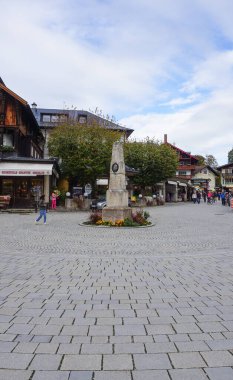 Schonau am Konigssee, Almanya - 22 Ekim 2023: İnsanlar Luitpold von Bayern anıtının yakınına giderek Almanya 'nın Bavyera kentindeki Konigssee' deki Marktplatz ana meydanında