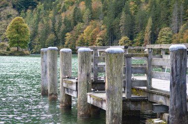 Konigsee, Almanya - Dağlarla çevrili göl, Berchtesgaden Ulusal Parkı, Almanya 'da Bavyera