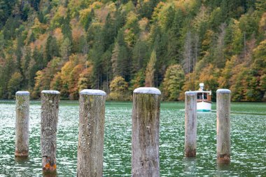 Konigsee, Almanya - Dağlarla çevrili göl, Berchtesgaden Ulusal Parkı, Almanya 'da Bavyera